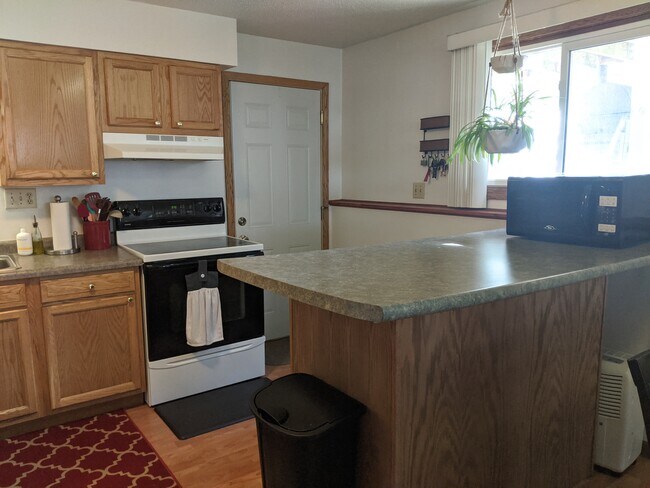 Cocina con acceso desde el garaje. - 1014 10th Ave N