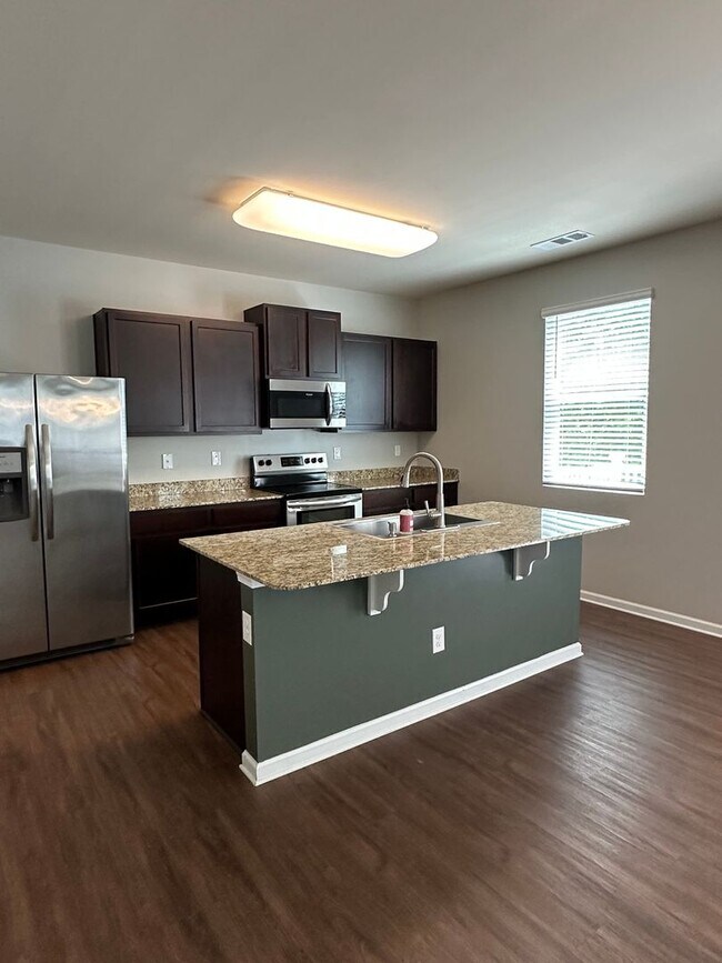 Foto del edificio - 4 Bedroom home in Gainesville!