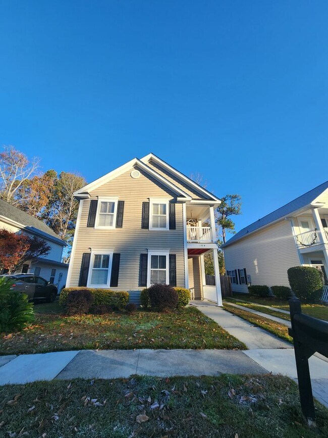 Building Photo - Lovely Home in Phillips Row!