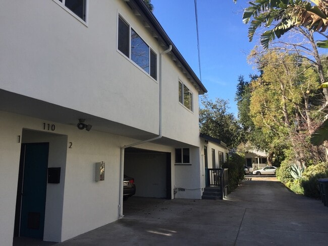 top apartment- there are 3 of those 8 foot wide windows - 110 S Grand Oaks Ave (Pasadena, CA) Apartments