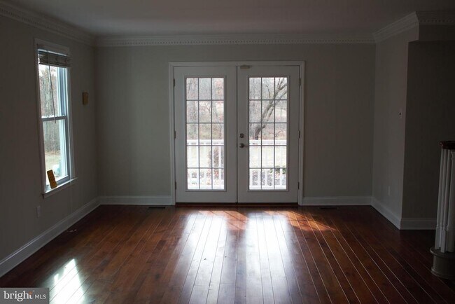 Building Photo - 110 Pine Ln