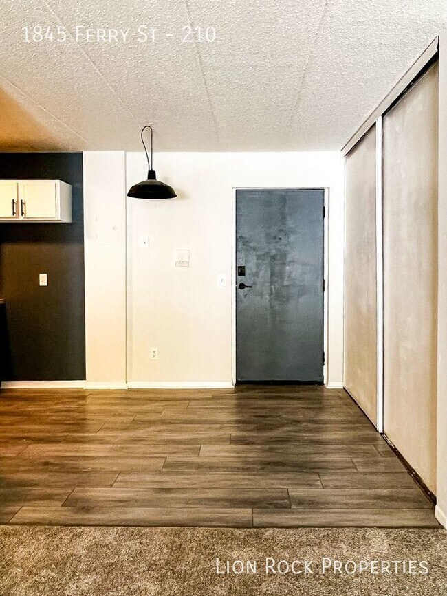 Building Photo - Your Urban Oasis in Anoka for $1099/month!