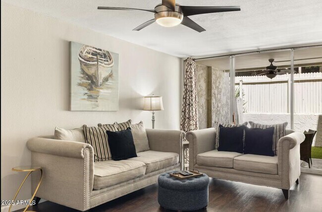 Foto del edificio - 7625 E Camelback Rd