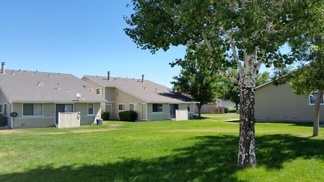 Building Photo - Townhome for Rent-Gardnerville