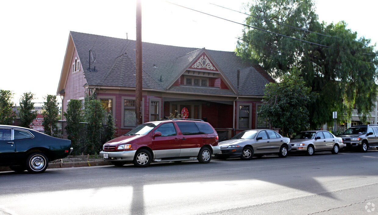 Building Photo - 800-816 E Edgeware Rd