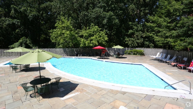Piscina - 4000 Massachusetts Avenue Apartments