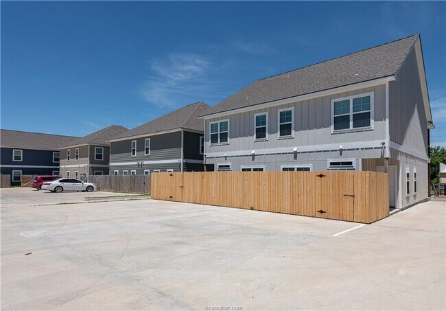 Building Photo - CLOSE TO CAMPUS!! 4 Bed, 4 Bath July 2025 ...