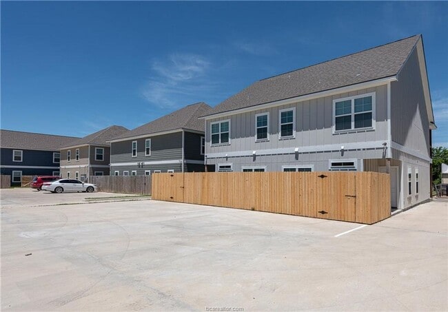 Building Photo - STUNNING 4bed/4bath House Close to Campus!!