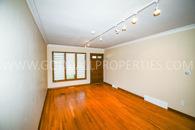 Foto del edificio - 2 Bedroom 1 Bath duplex home in Windsor Heights with Garage!!!