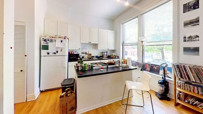 Building Photo - Duplexed Lakeview Three Bedroom Two Bath