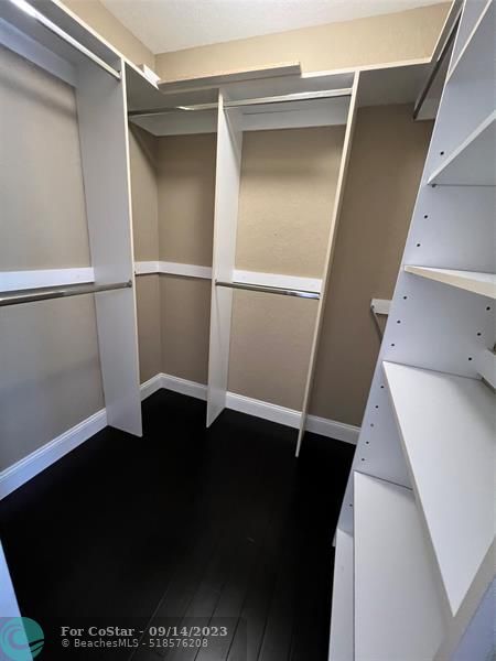 Foto del edificio - 4144 Forest Dr