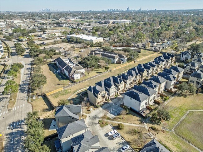 Foto del edificio - 10218 Spring Shadows Park Cir