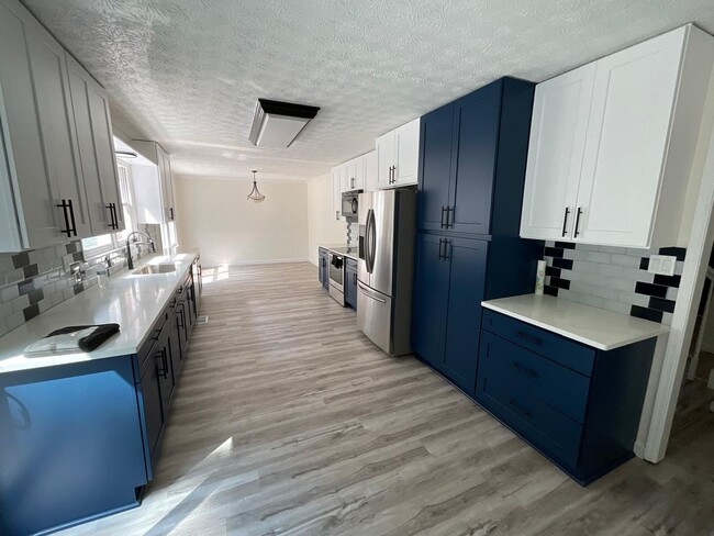 Building Photo - 8243 Creekridge Cir