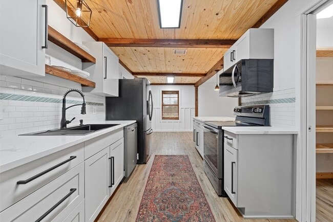 Building Photo - 605 Rolling Hills Dr