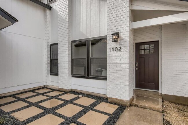 Foto del edificio - 1402 Hollow Tree Blvd