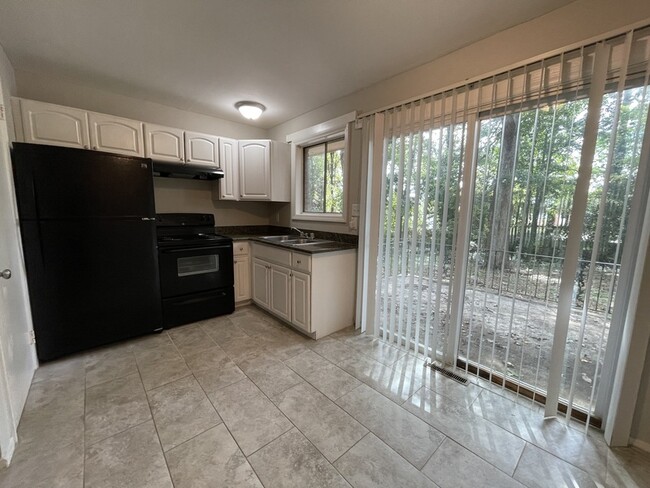 Building Photo - 540 Camrose Dr