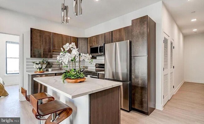 Foto del edificio - 421 S Broadway