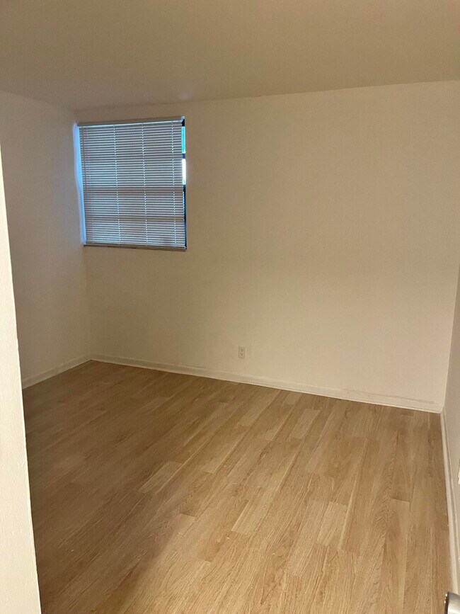 Foto del edificio - 8441 Forest Hills Dr