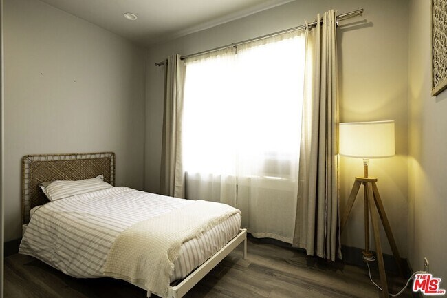 Foto del edificio - 1559 1/2 S Harvard Boulevard Unit