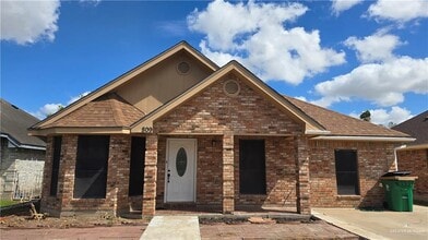 Building Photo - 809 E Azalea Ave