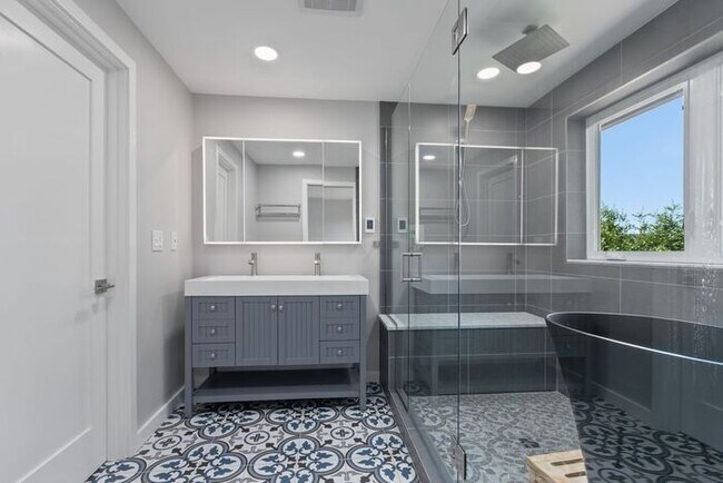 Building Photo - Cozy Cape Cod in Sought After Arroyo Heights