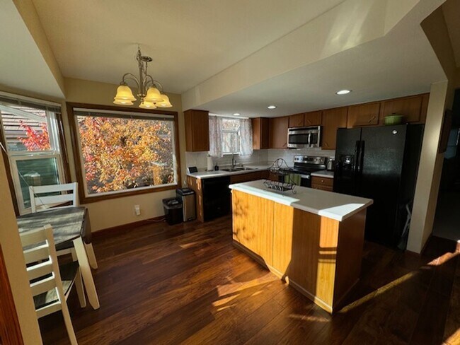 Foto del edificio - 3 Bed/3 Bath Spacious & Low Maintenance Ra...