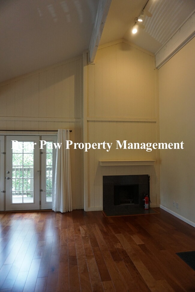 Building Photo - "Penthouse" condo in Evergreen!!