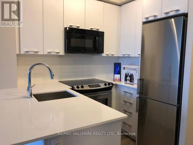 Building Photo - 9471 Yonge St