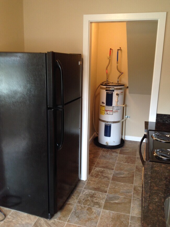 Kitchen & Utility/Laundry Room - 906 Hewitt Ave