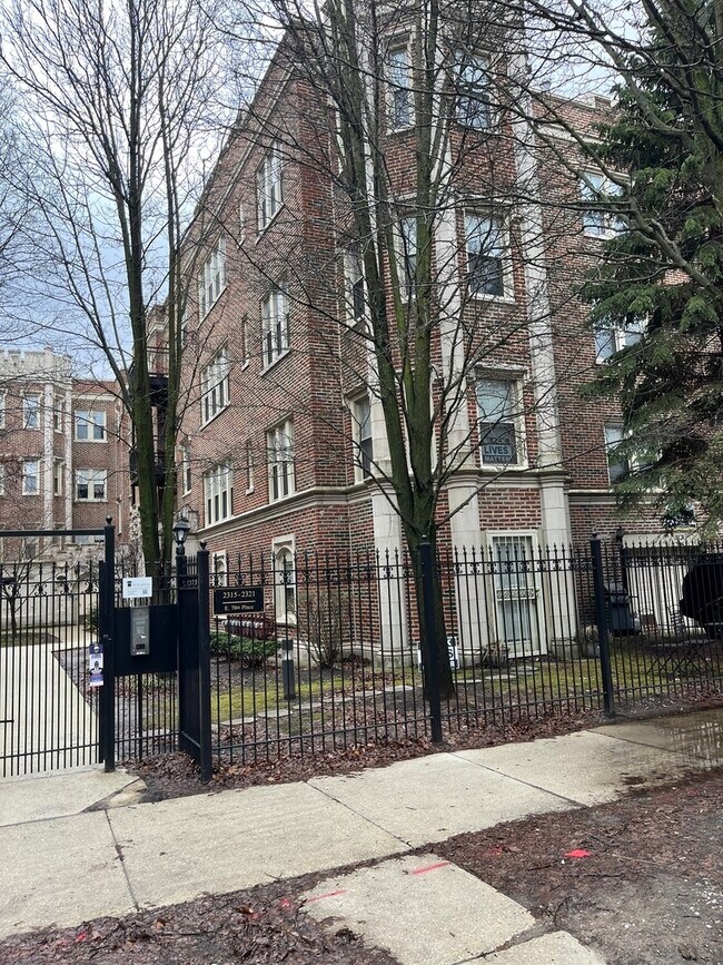 Building Photo - 2315 E 70th Pl