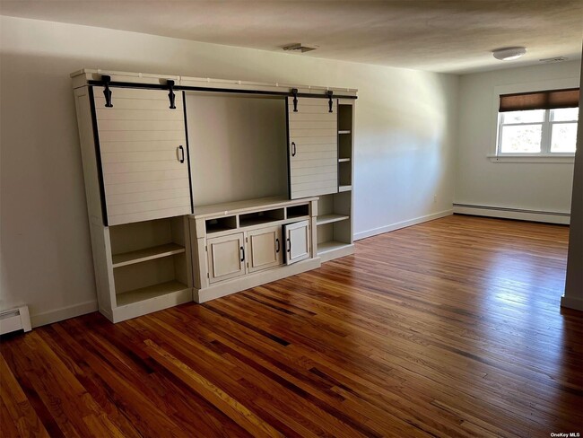 Building Photo - 49 Hallock Ave