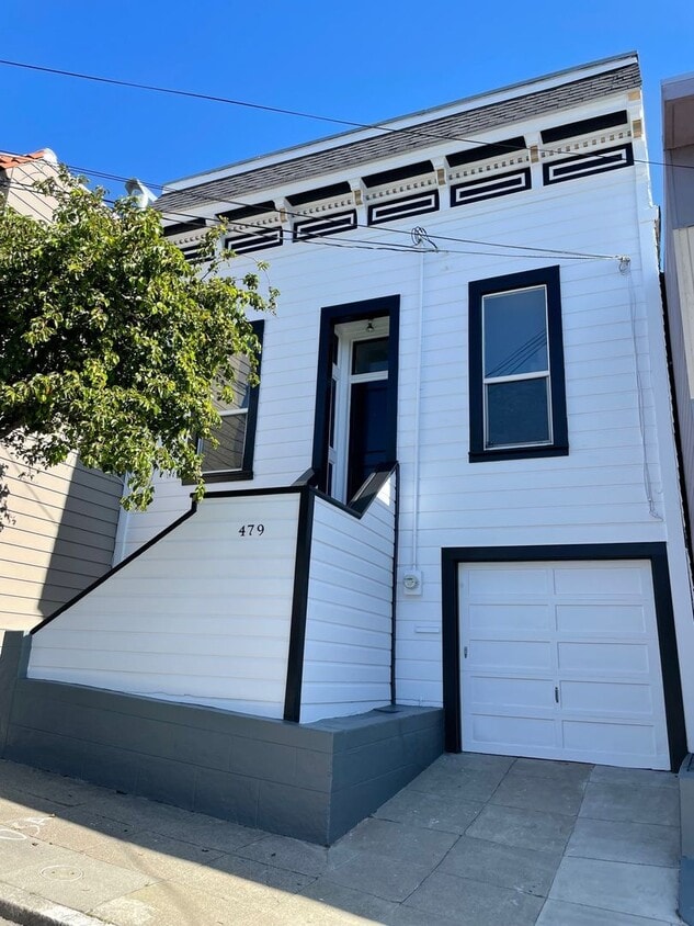 Primary Photo - 2 BR/1 BA Single Family Home, Spacious Kit...