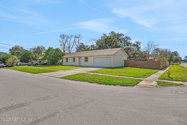 Building Photo - Beautifully renovated 3-bedroom, 2-bath ho...