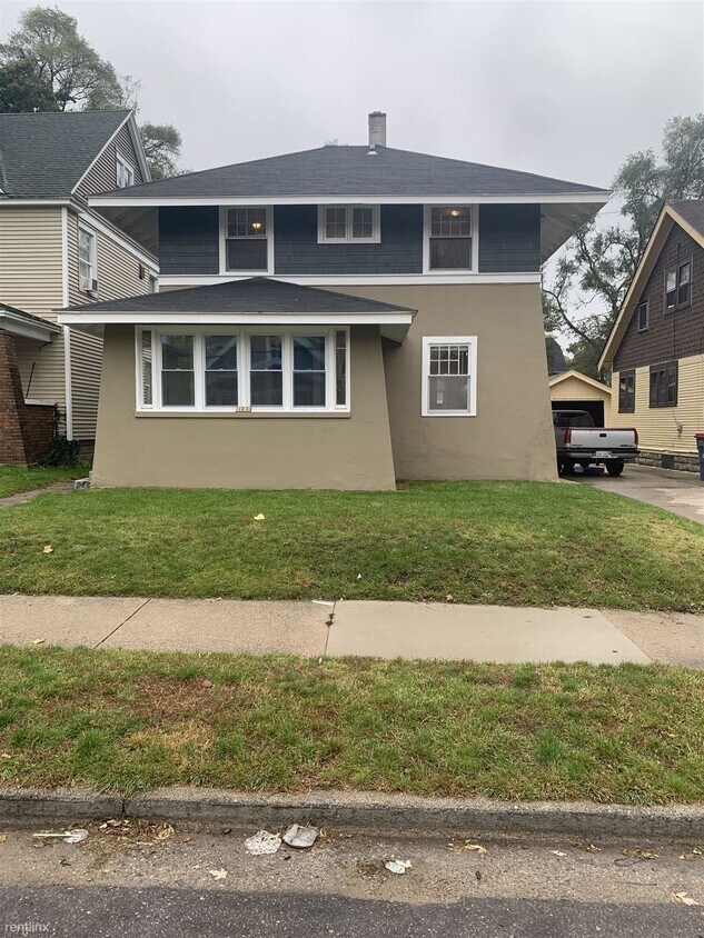 Primary Photo - 3 br, 1 bath House - 122 Corinne St SW