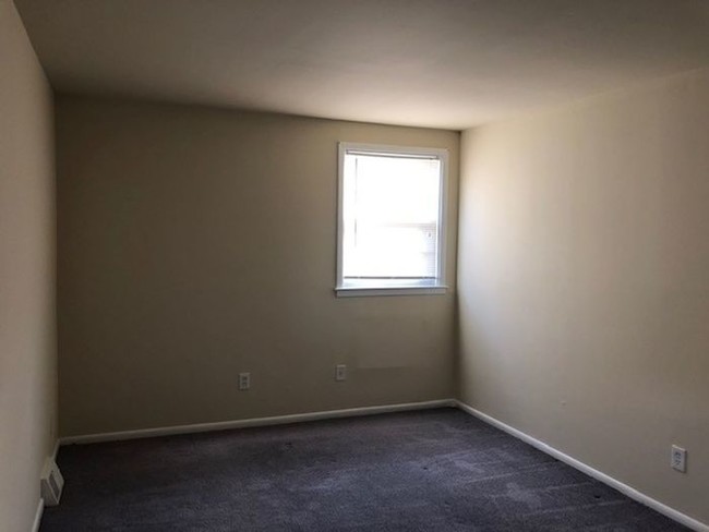 Building Photo - Two Bedroom Duplex Apartment 19116