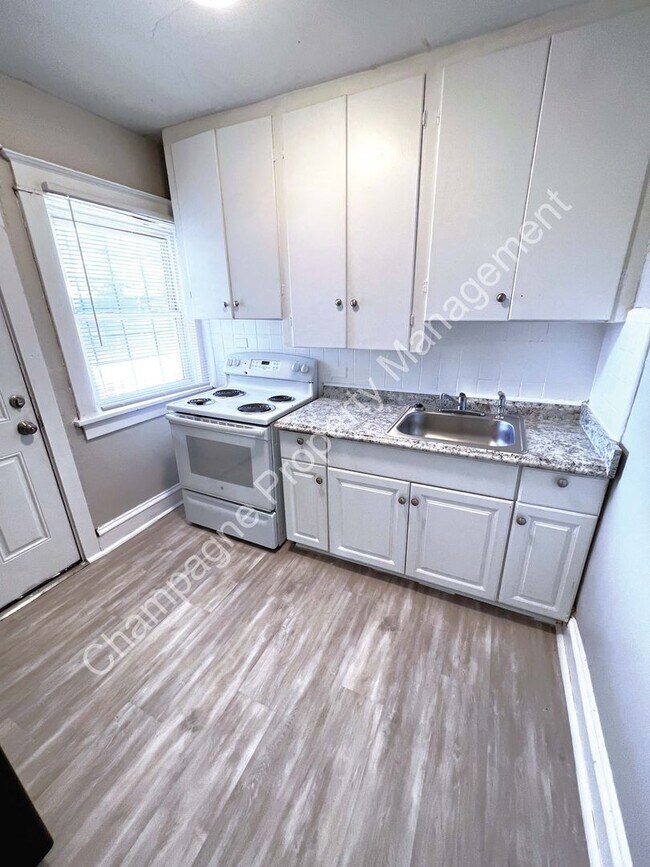 Foto del edificio - 3123 Thompson Avenue
