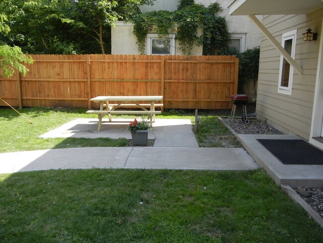 Foto del edificio - Charming 4-Bed Oasis with Granite Touches & Hardwood Elegance in Minneapolis!