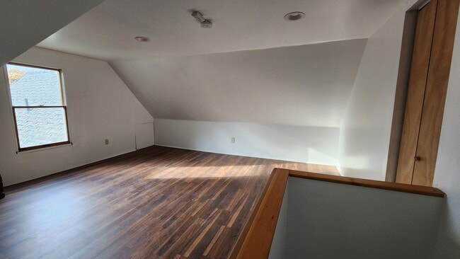 Building Photo - 519 Swan St