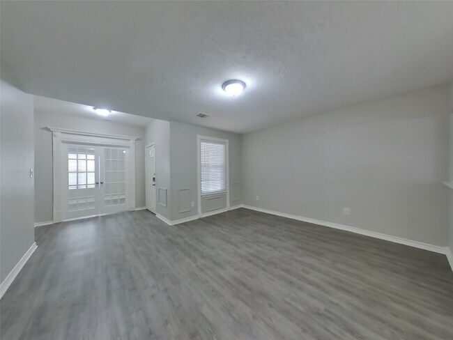 Foto del edificio - 729 Forest Ln Dr