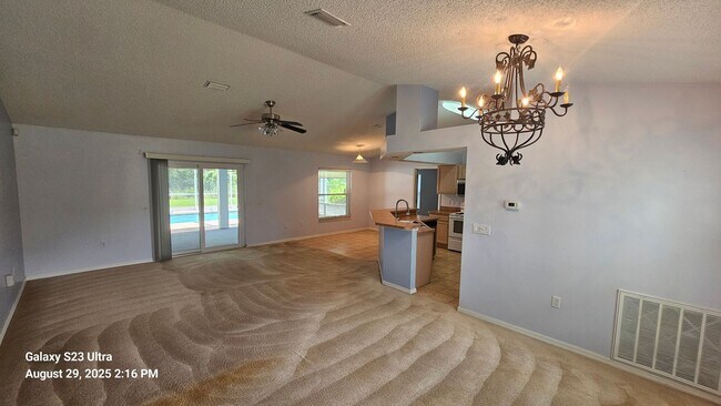 Foto del edificio - Beautiful 3/2/2 Pool Home on Oversized Lot...