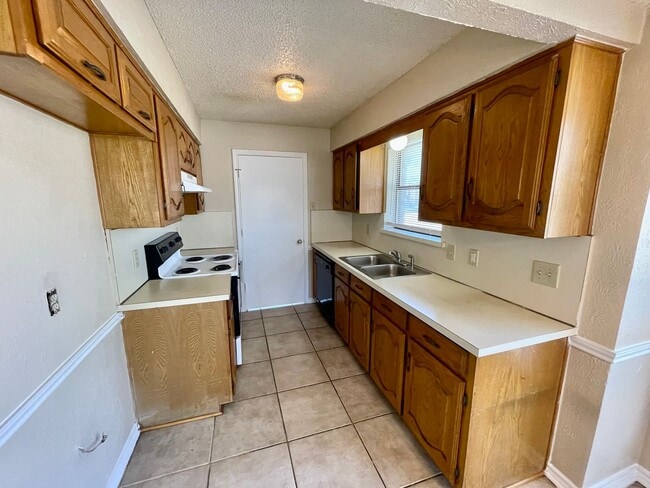 Building Photo - Great Duplex In Glenn Heights