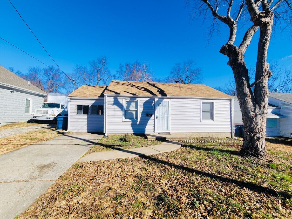 Primary Photo - 2BD Home, Screened Porch & large Backyard!"