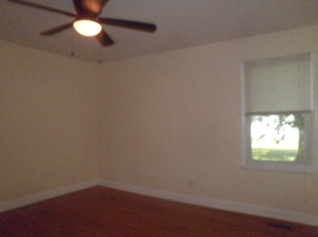 Building Photo - 824 Chambers Dr NE
