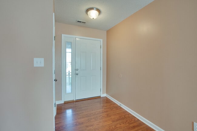 Front Entry - 104 Willow Green Dr