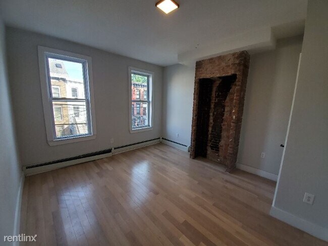 Building Photo - 335 Whiton St