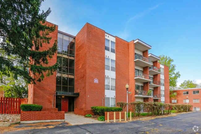 Building Photo - Lakeshore Place