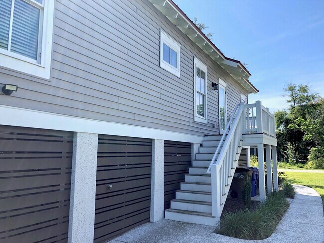 Building Photo - Beautiful Home Just a Bike Ride Away from ...