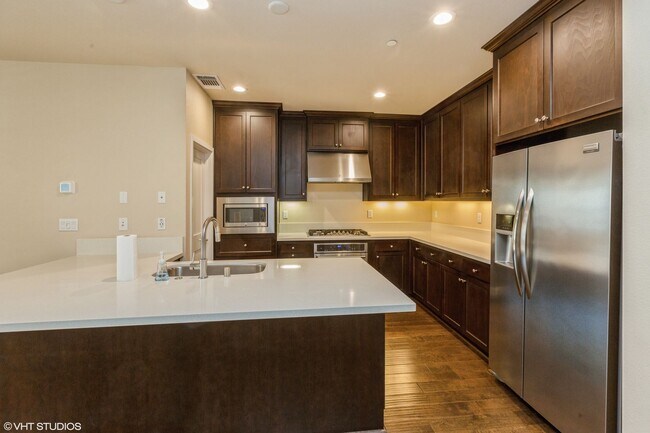 Building Photo - Stunning 3-Bed 2-Bath with Modern Amenitie...