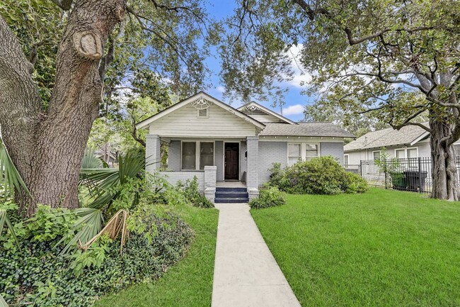 Building Photo - Charming 2-Bedroom Home with Hardwood Floo...