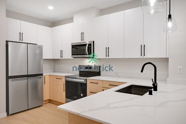 Foto del edificio - Spacious 3-Bedroom Townhouse Retreat with 3 Full Baths in Bothell - 1,551 Sq. Ft. of Modern Comfort!